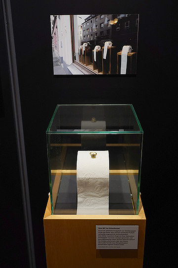 Schmuck auf Klopapier von Jutta Grote in der Sonderausstellung Purer Luxus im Museum in Leipzig