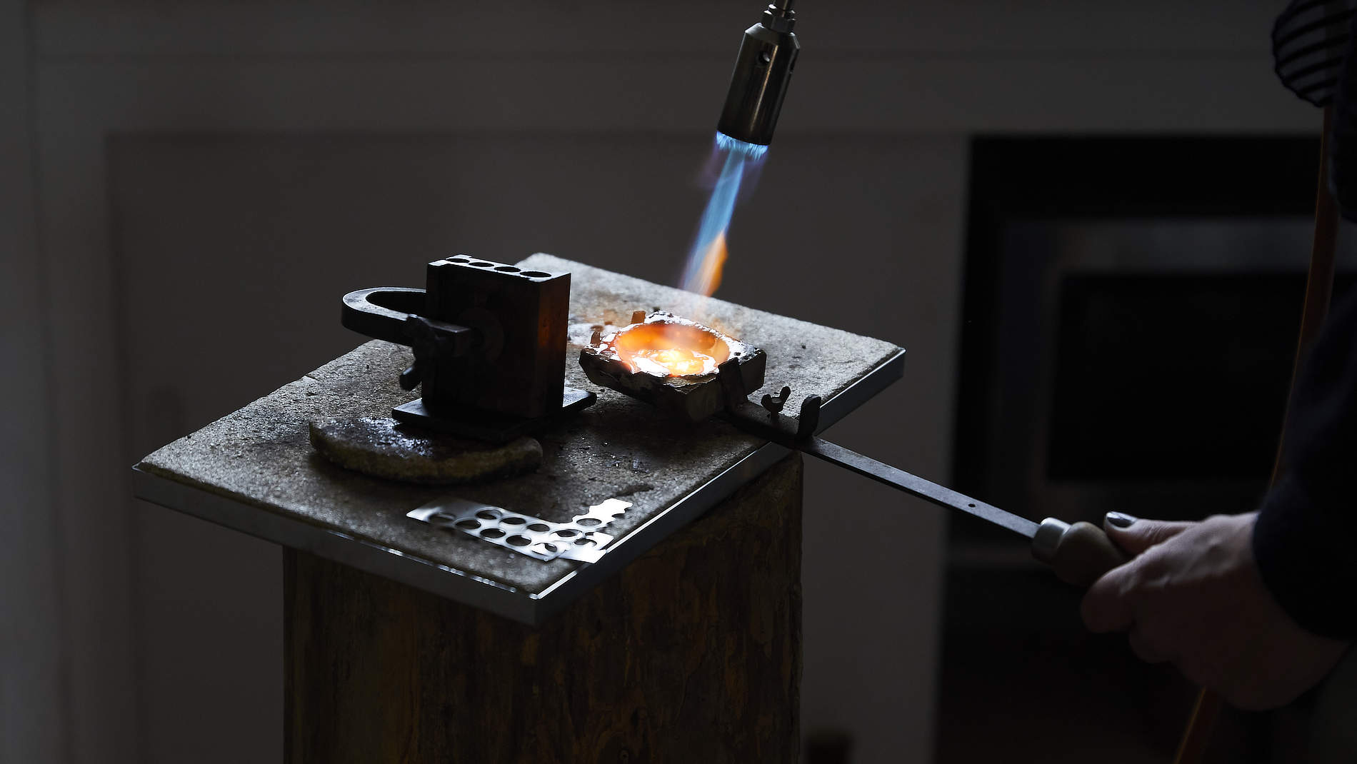 Edelmetall wird eingeschmolzen beim nachhaltigen Goldschmied in Köln