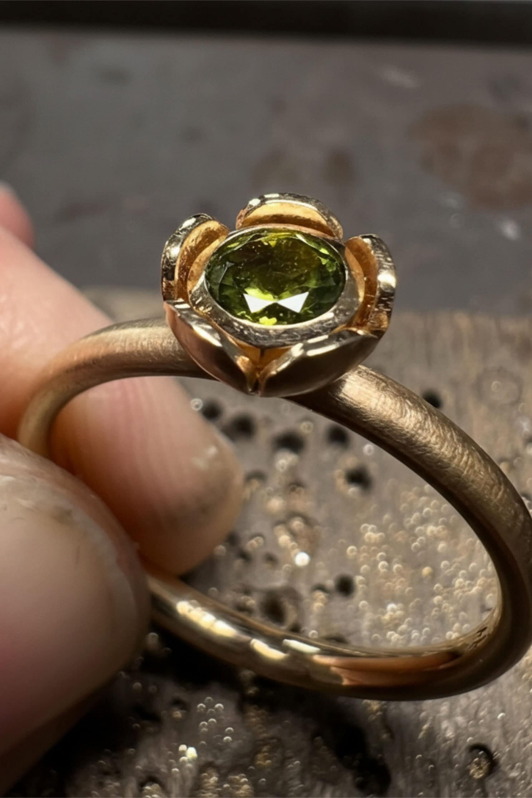 Verlobungsringe Köln – Unikat mit in 750er Roségold Zargenfassung und Maligranat