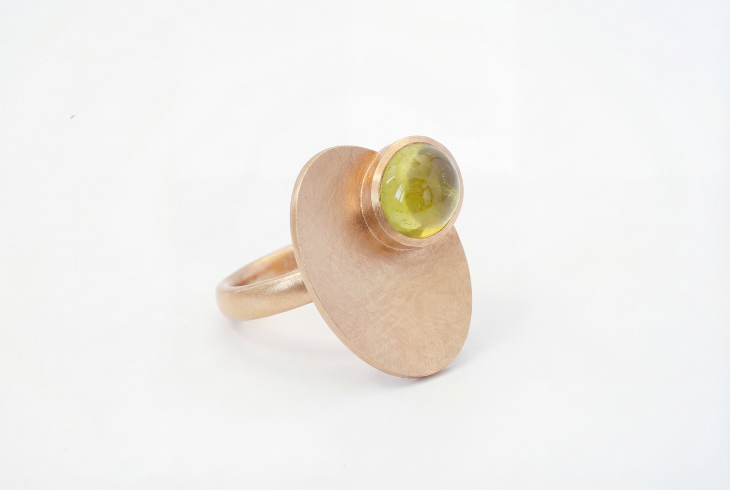 Goldring 750 Roségold mit grünem Turmalin aus der Schmuckserie Seerose Grote contraste Goldschmiede in Köln