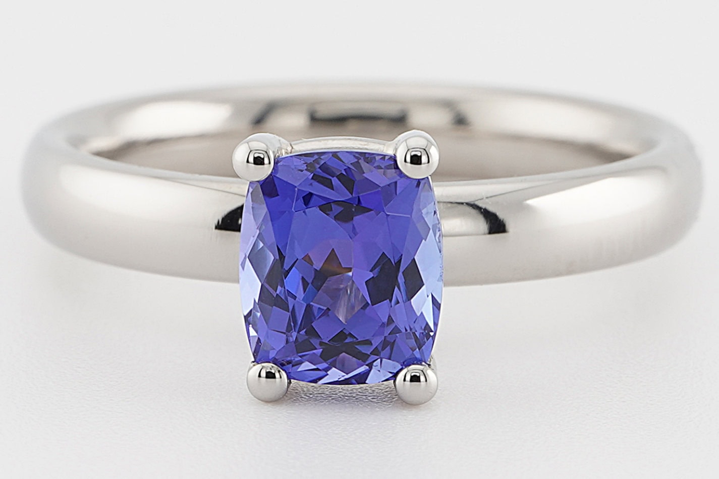 Verlobungsring 600er Platin mit blauem Tansanit stehend Grote contraste Goldschmiede Köln