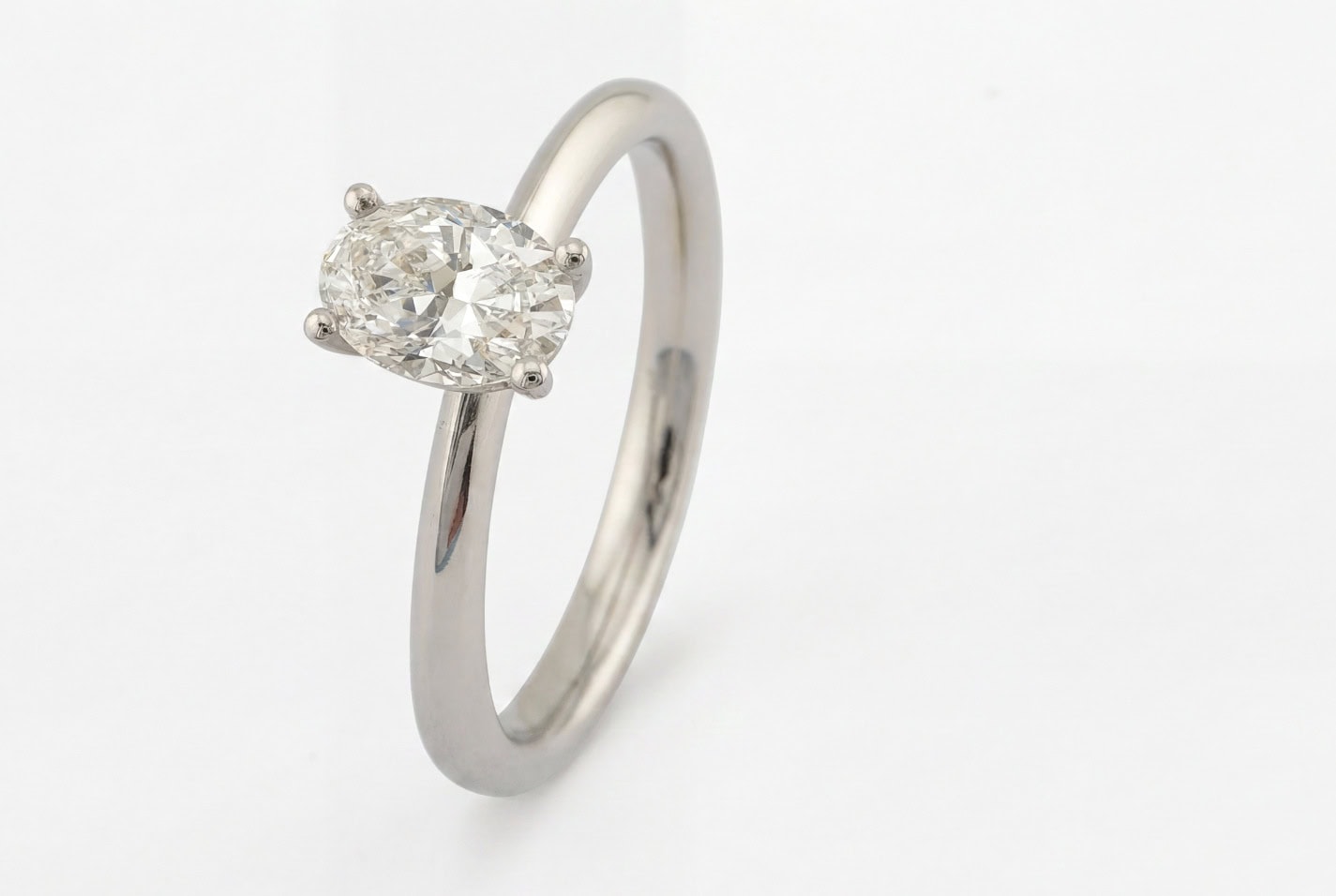 Verlobungsring 950er Platin mit 0,8 ct Brillant in Krappenfassung Köln Grote contraste Goldschmiede