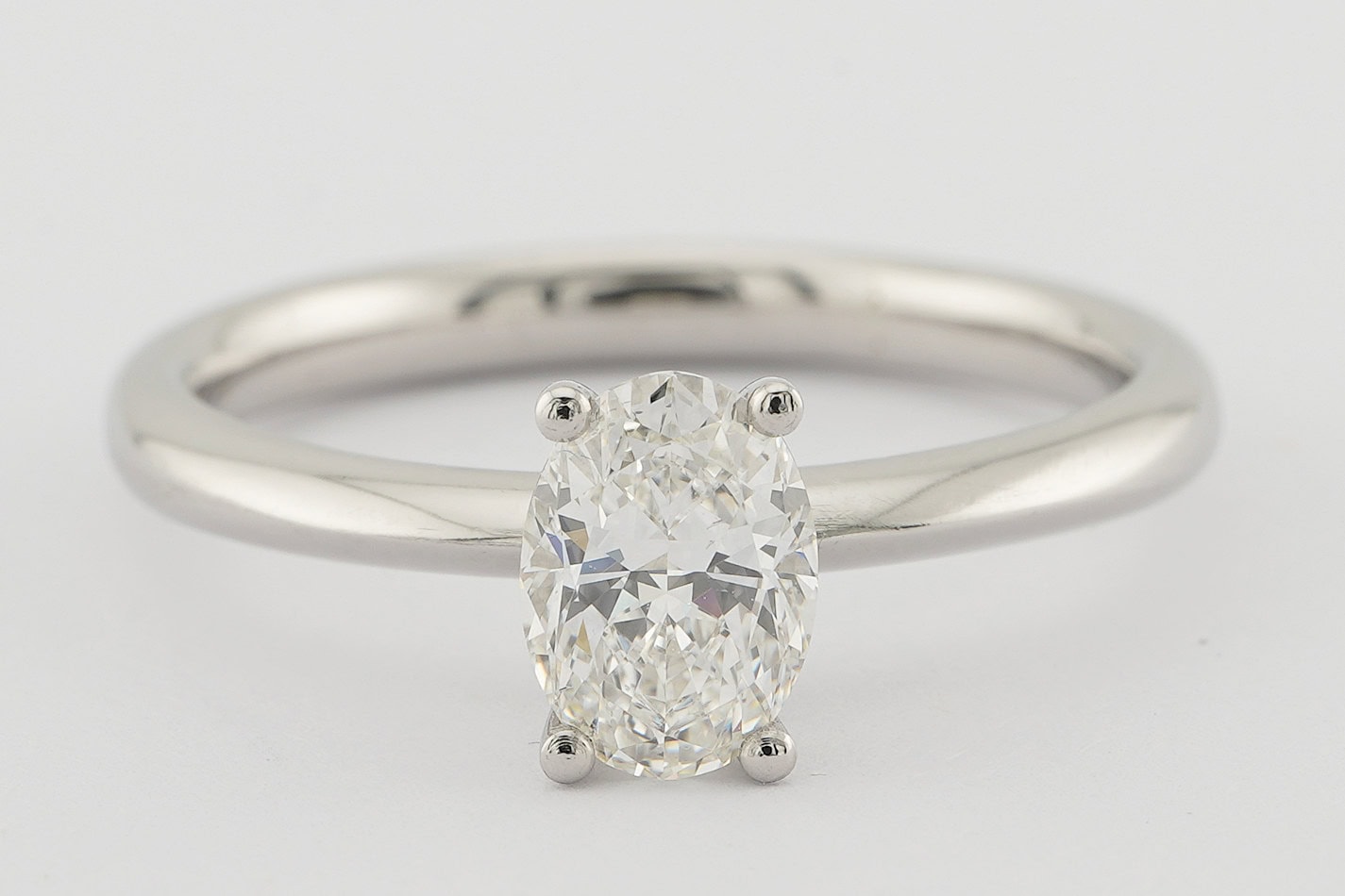Verlobungsring 950er Platin mit 0,8 ct Brillant in Krappenfassung liegende Darstellung Köln Grote contraste Goldschmiede