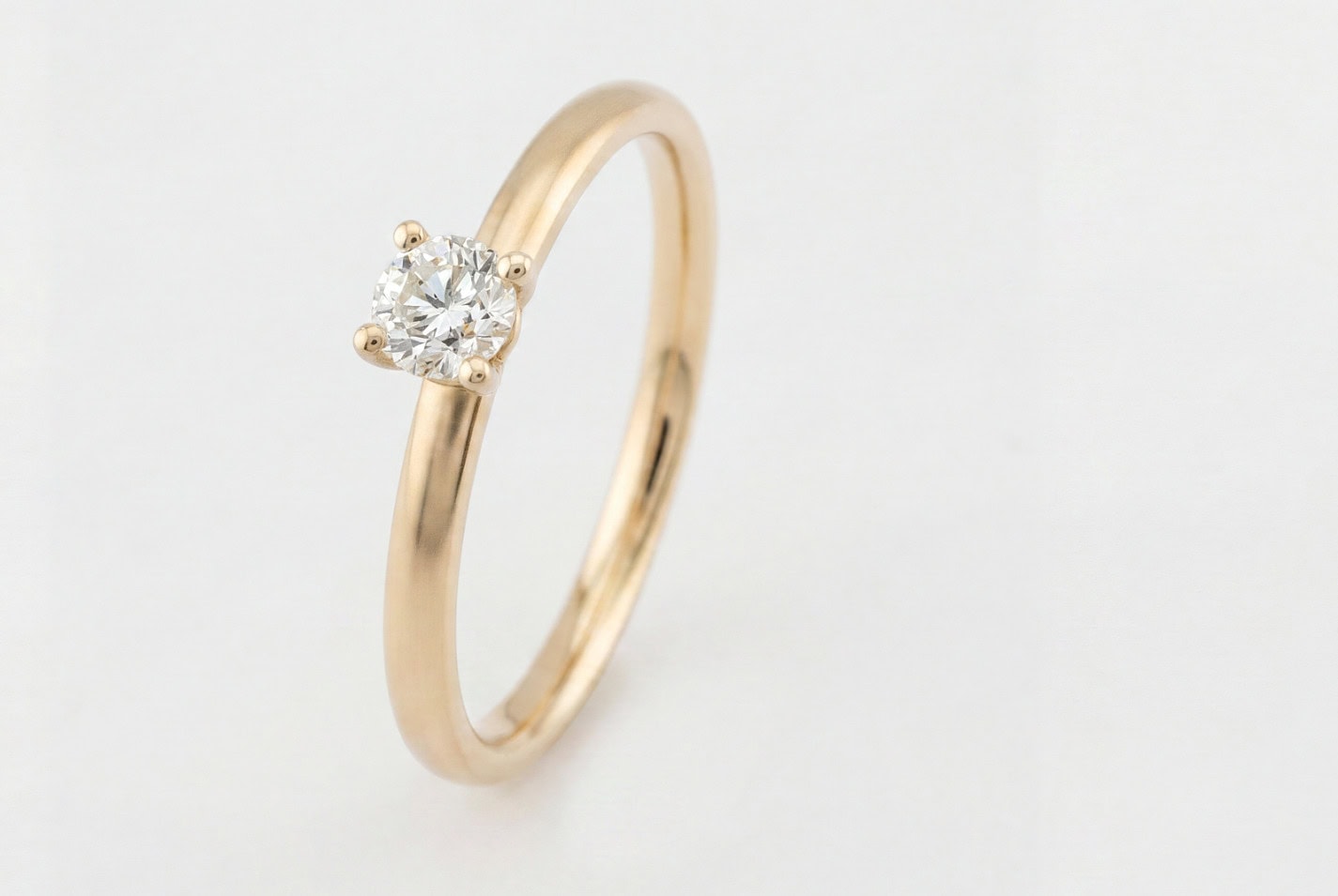 Verlobungsring 750er Roségold mattierte Oberfläche mit Brillant stehend von Grote contraste Goldschmiede Köln