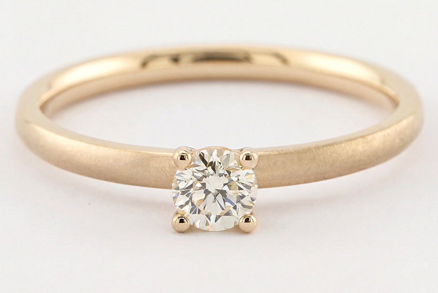 Verlobungsring 750er Roségold mattierte Oberfläche mit Brillant liegend von Grote contraste Goldschmiede Köln