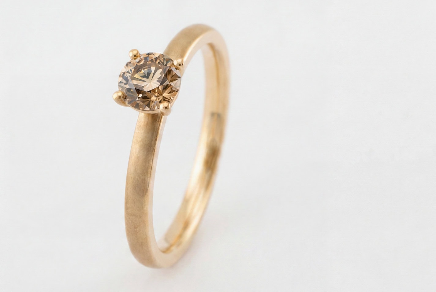 Verlobungsring 750er Roségold mit braunem Brillant stehend von Grote contraste Goldschmiede Köln