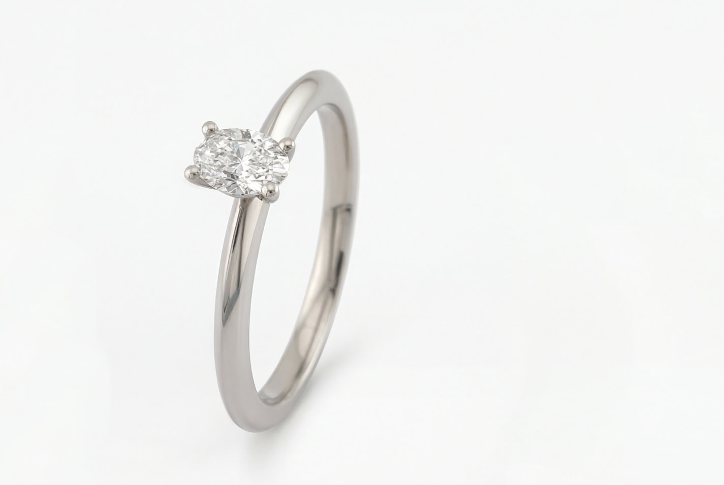 Ein Verlobungsring aus 950er Platin mit 0,4 ct Brillant gefasst in einer Krappenfassung stehend Köln Grote contraste Goldschmiede