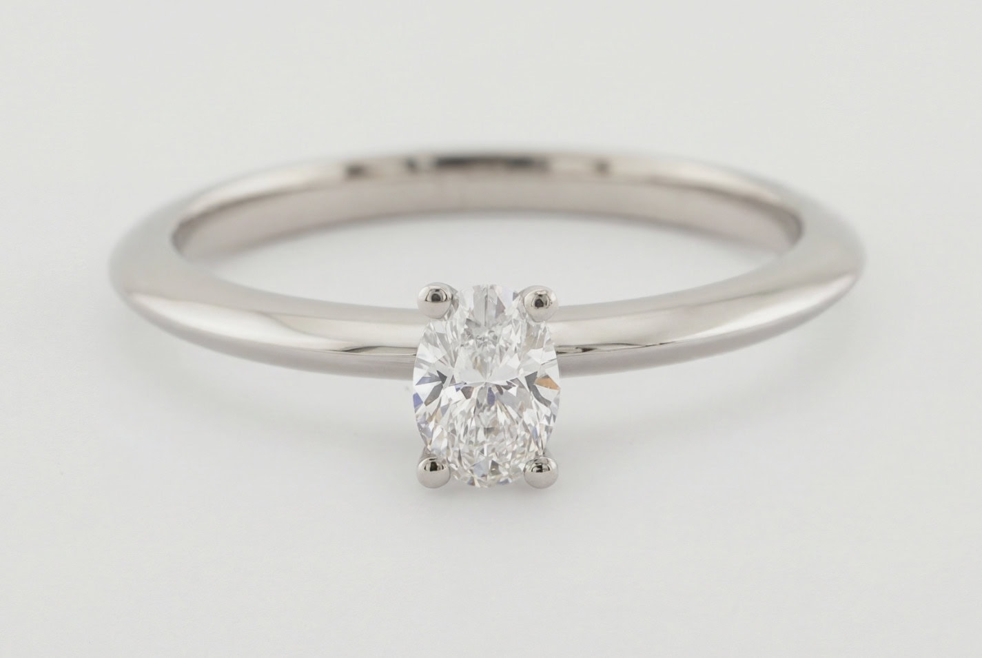 Ein Verlobungsring aus 950er Platin mit 0,4 ct Brillant gefasst in einer Krappenfassung liegend Köln Grote contraste Goldschmiede