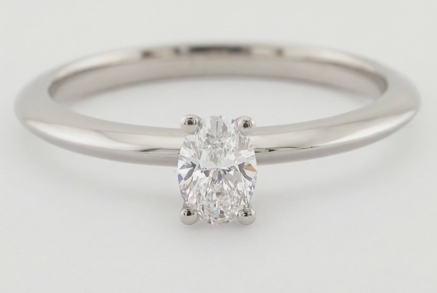 Ein Verlobungsring aus 950er Platin mit 0,4 ct Brillant gefasst in einer Krappenfassung liegend Nahaufnahme Köln Grote contraste Goldschmiede